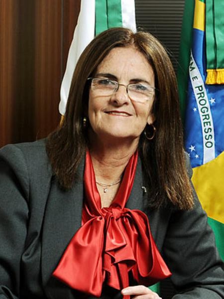 10. Bà Maria das Graças Silva Foster – CEO của Petrobras Vị CEO này là CEO nữ đầu tiên của công ty dầu khí Petrobras, Brazil. Bà Foster hiện 58 tuổi, có thời thơ ấu tại khu nhà giành cho tầng lớp lao động ở ngoại ô Rio de Janeiro. Bà Foster đã tham gia vào Petrobras hơn 30 năm và được biết đến là người làm việc không biết mệt mỏi.